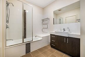 Stunning 2-bed Unit With BBQ Patio Near Dining