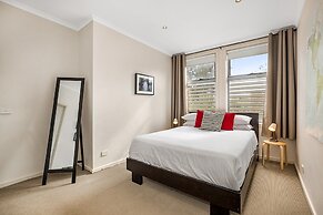 Stunning 2-bed Unit With BBQ Patio Near Dining