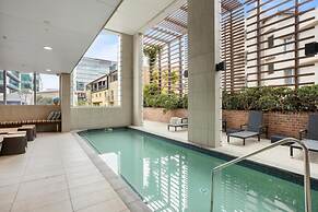 Contemporary 1-bed With Pool Near Brisbane River