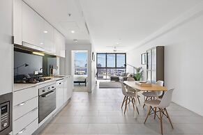 Contemporary 1-bed With Pool Near Brisbane River