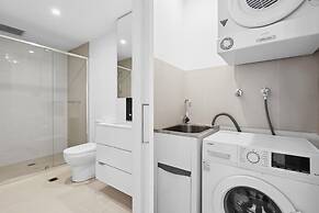 Contemporary 1-bed With Pool Near Brisbane River