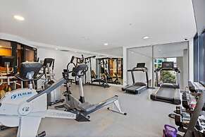 Contemporary 1-bed With Pool Near Brisbane River