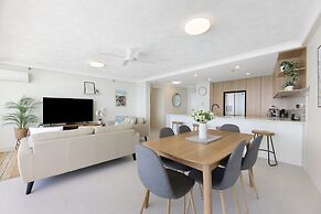 Beachfront Stylish Apartment With Ocean Views
