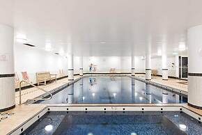 Poolside 2-bed Haven, Walk to City Centre