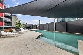 Studio With Balcony Access in Central Bowen Hills
