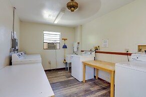 Lake Okeechobee Dockside Cabin w/ Pool Access
