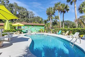 Lake Okeechobee Dockside Cabin w/ Pool Access