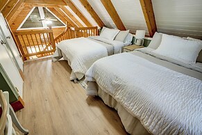 Lake Okeechobee Dockside Cabin w/ Pool Access