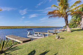 Lake Okeechobee Dockside Cabin w/ Pool Access