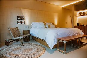 Lahaina Hotel