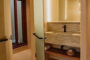 Lahaina Hotel