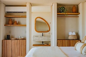 Lahaina Hotel