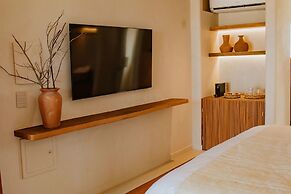 Lahaina Hotel