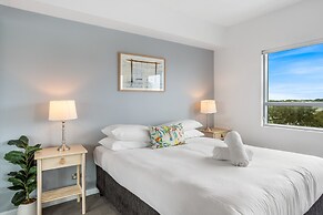 Feel The Sea Breeze: 1-bed With Pool, Gym & Views