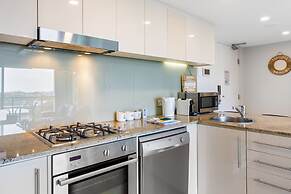 Feel The Sea Breeze: 1-bed With Pool, Gym & Views