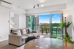 Feel The Sea Breeze: 1-bed With Pool, Gym & Views