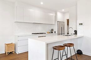 Bright 2-bed Glenroy Home With Courtyard