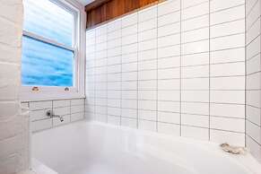 Delightful 4-bed Home Near Centennial Park