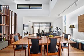 Luxurious 2-bed: Pool, Lift, Dining