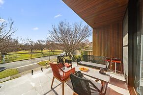 Luxurious 2-bed: Pool, Lift, Dining
