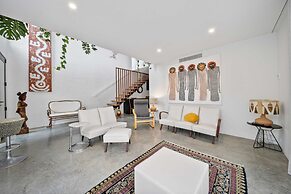 Luxurious 2-bed: Pool, Lift, Dining