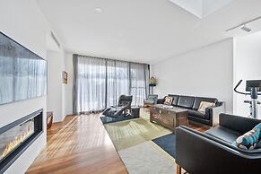 Luxurious 2-bed: Pool, Lift, Dining
