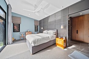 Luxurious 2-bed: Pool, Lift, Dining