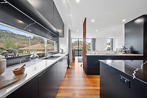 Luxurious 2-bed: Pool, Lift, Dining