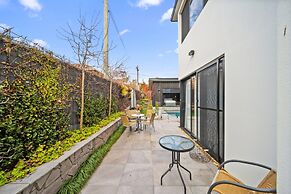 Luxurious 2-bed: Pool, Lift, Dining