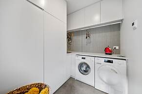 Luxurious 2-bed: Pool, Lift, Dining
