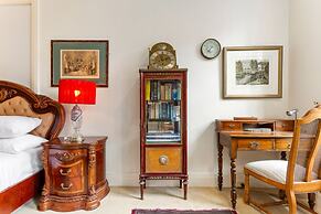 Eclectic Art Deco Apartment in Great Location