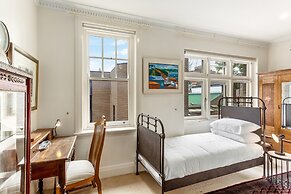 Eclectic Art Deco Apartment in Great Location