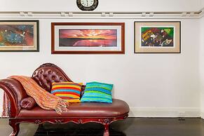 Eclectic Art Deco Apartment in Great Location