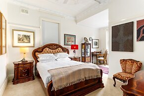 Eclectic Art Deco Apartment in Great Location