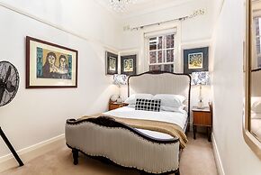 Eclectic Art Deco Apartment in Great Location