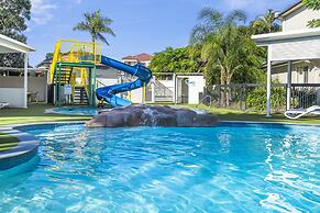 2-bed Family Haven With Pools, BBQ & Playgrounds