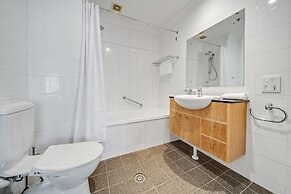 Center 1-bed With Sauna, Gym, BBQ & Parking