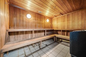 Center 1-bed With Sauna, Gym, BBQ & Parking
