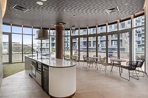 Gorgeous High-rise Unit With Sky Bar, Pool and Gym