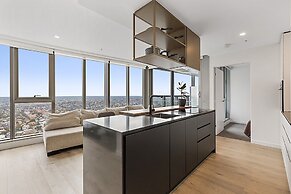 Gorgeous High-rise Unit With Sky Bar, Pool and Gym