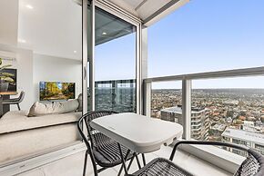 Gorgeous High-rise Unit With Sky Bar, Pool and Gym
