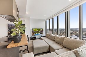 Gorgeous High-rise Unit With Sky Bar, Pool and Gym