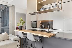 Gorgeous High-rise Unit With Sky Bar, Pool and Gym