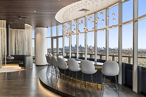Gorgeous High-rise Unit With Sky Bar, Pool and Gym