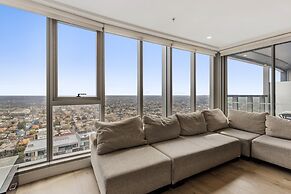 Gorgeous High-rise Unit With Sky Bar, Pool and Gym