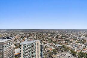 Gorgeous High-rise Unit With Sky Bar, Pool and Gym