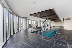Gorgeous High-rise Unit With Sky Bar, Pool and Gym