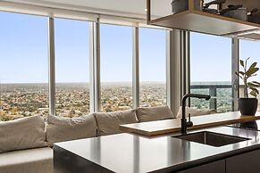 Gorgeous High-rise Unit With Sky Bar, Pool and Gym