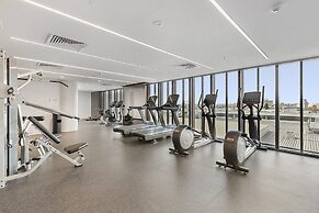 Gorgeous High-rise Unit With Sky Bar, Pool and Gym