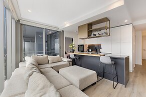 Gorgeous High-rise Unit With Sky Bar, Pool and Gym